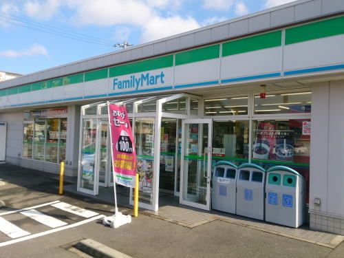 近くのファミリーマート 福井石盛町店まで1,300m(徒歩17分)