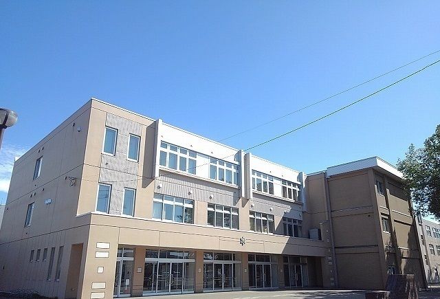 近くの南線小学校まで950m(徒歩12分)