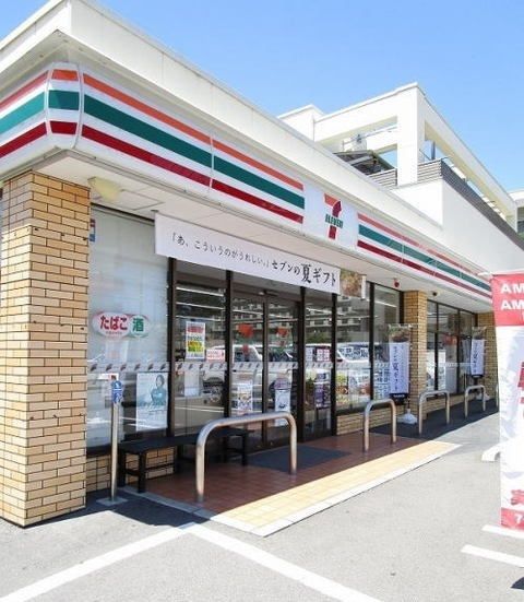 近くのセブンイレブンまで220m（徒歩3分）