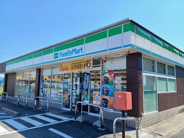 近くのファミリーマート様まで520m（徒歩7分）