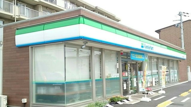 近くのファミリーマートまで400m（徒歩5分）