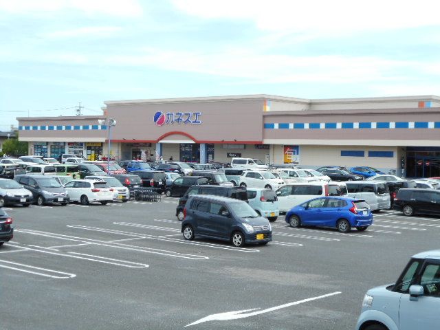 近くのカネスエ日永店まで400m（徒歩5分）