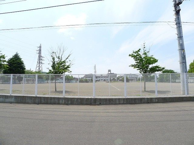 近くの桐生市立神明小学校まで800m（徒歩10分）