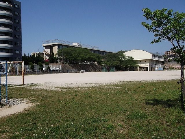 近くの中間東小学校まで950m（徒歩12分）