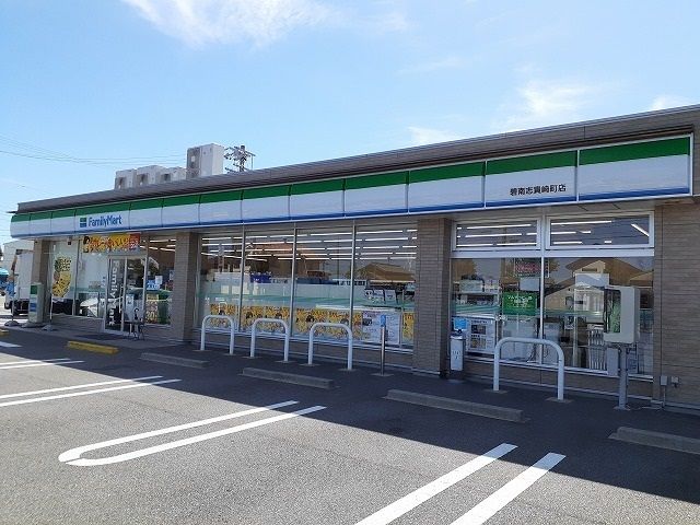 近くのファミリーマート碧南志貴崎町店まで140m（徒歩2分）