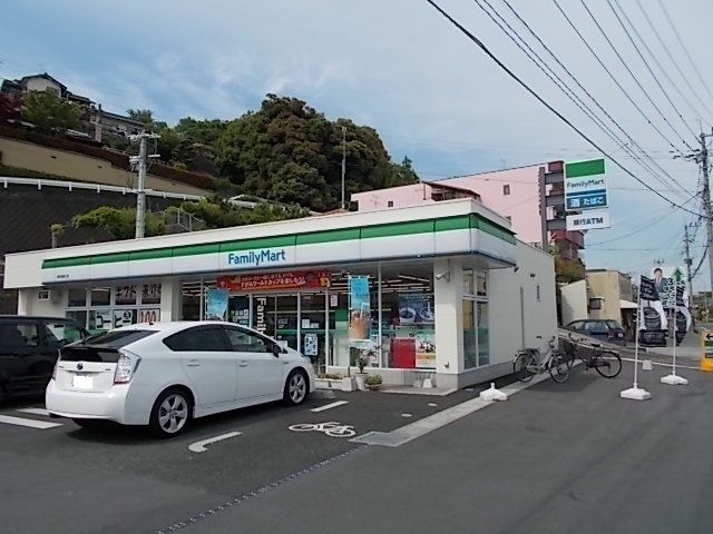 近くのファミリーマート竜田口店まで1,000m（徒歩13分）
