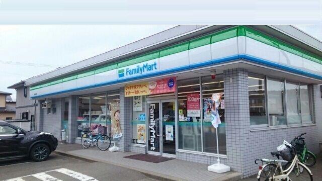 近くのファミリーマート秋田添川店まで620m（徒歩8分）