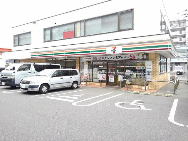 近くのコンビニまで550m（徒歩7分）