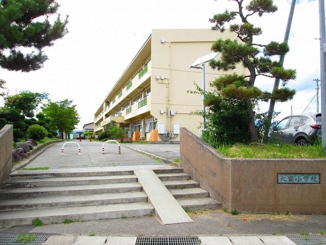 近くの大富小学校まで1,540m(徒歩20分)