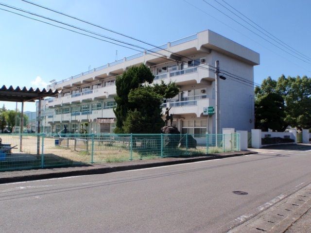 近くの三豊市立勝間小学校まで550m（徒歩7分）