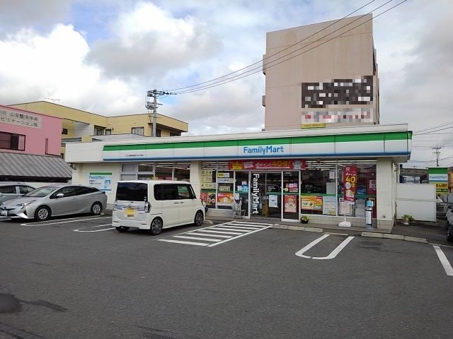 近くのコンビニまで590m（徒歩8分）