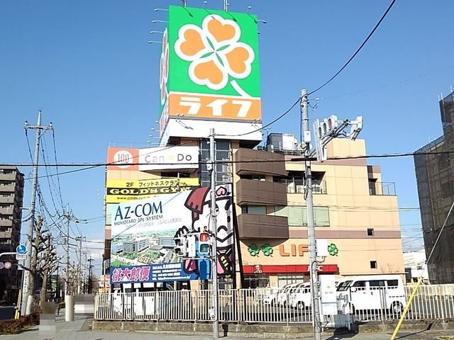 近くのライフ吉川駅前店まで500m(徒歩7分)