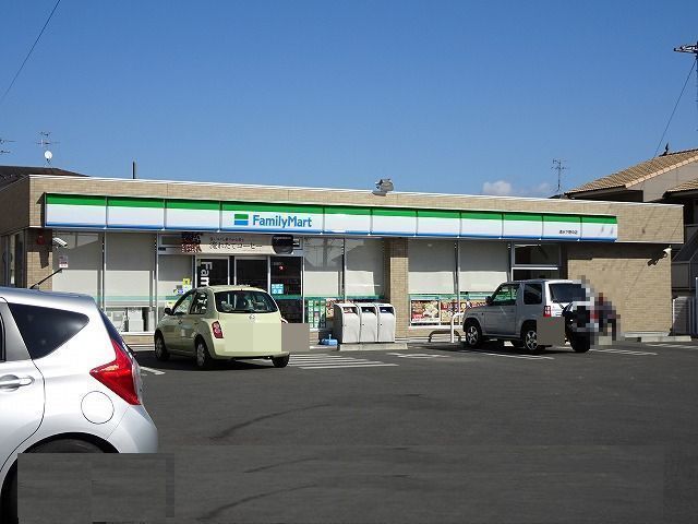 近くのファミリーマート清水下野中店まで300m（徒歩4分）