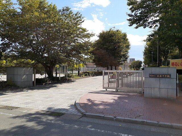 近くの長嶺中学校まで450m（徒歩6分）