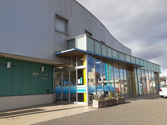 近くの知多信用金庫美原支店まで713m（徒歩9分）