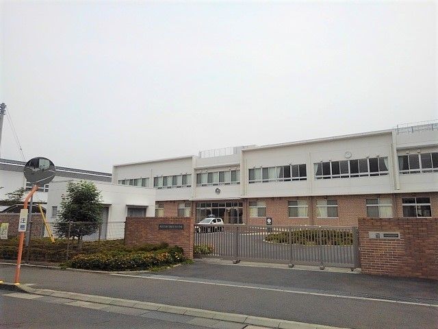 近くの小学校まで1,300m（徒歩17分）