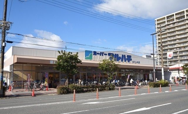 近くのマルハチまで750m(徒歩10分)