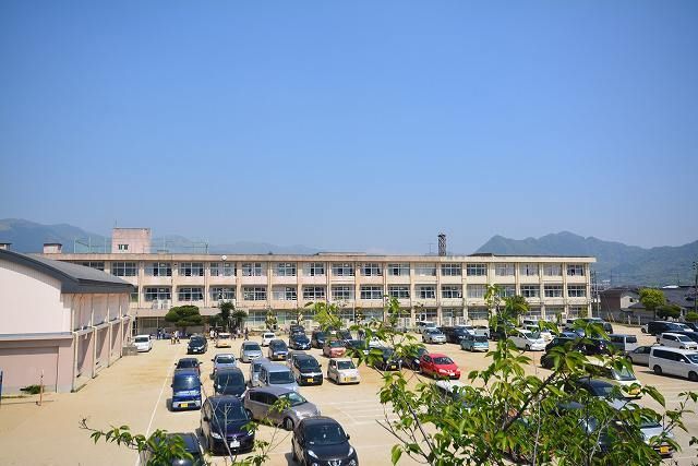 近くの行橋市立　延永小学校まで800m（徒歩10分）