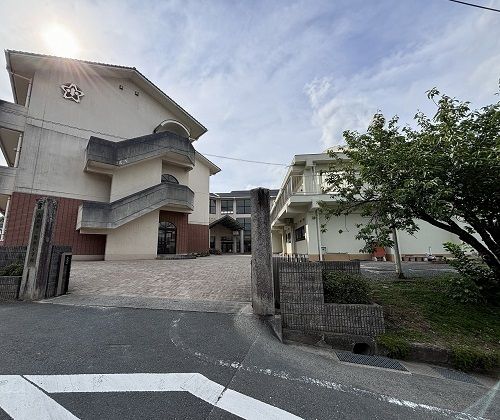 近くの園部小学校まで1,400m(徒歩18分)