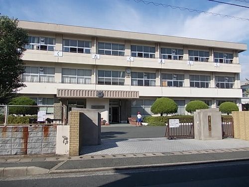 近くの垢田小学校まで1,000m(徒歩13分)