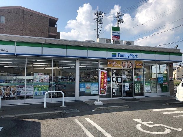 近くのファミリーマートまで350m（徒歩5分）
