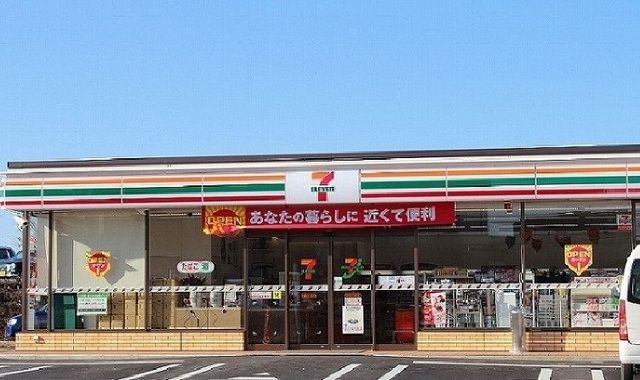 近くのセブンイレブン東太田２丁目店まで450m（徒歩6分）