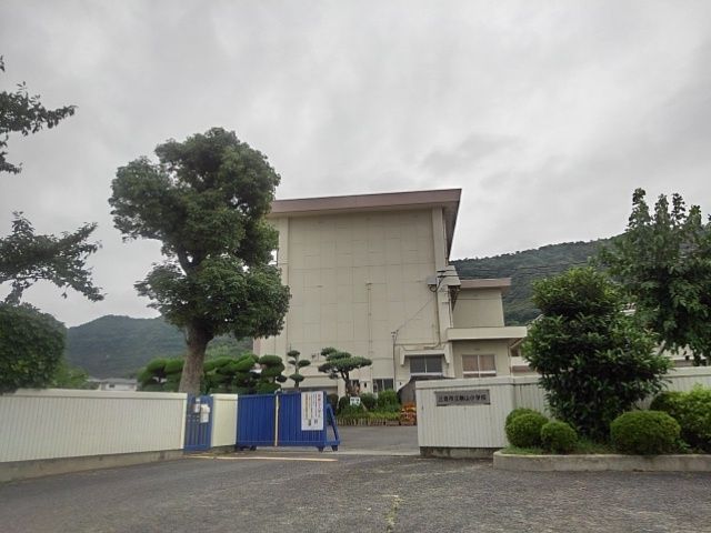 近くの三豊市立桑山小学校まで450m(徒歩6分)