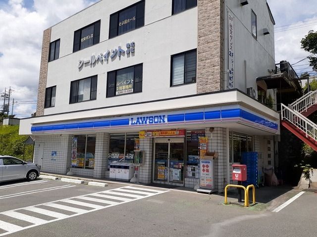 近くのコンビニまで2,100m（徒歩27分）