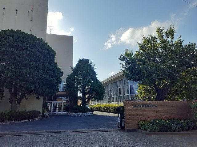 近くの緑岡中学校まで1,200m（徒歩15分）