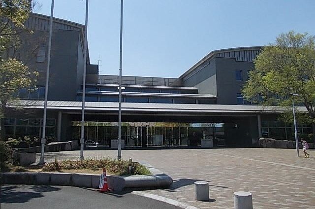 近くの図書館まで2,400m（徒歩30分）