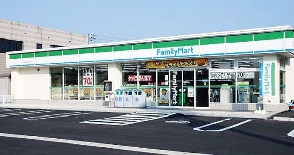 近くのコンビニまで300m（徒歩4分）