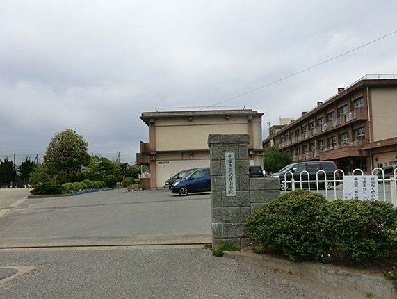 近くの小学校まで260m（徒歩4分）