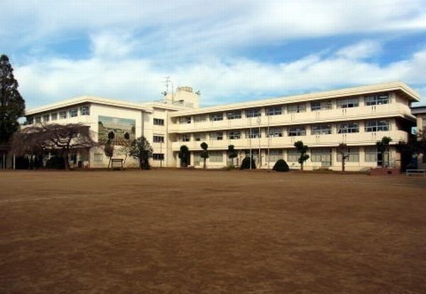 近くの朝陽小学校まで1,800m（徒歩23分）