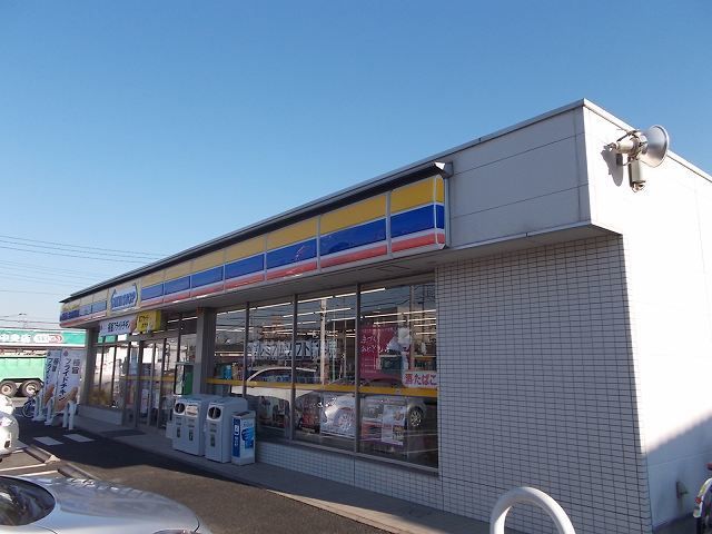 近くのミニストップ伊奈中央店まで800m（徒歩10分）