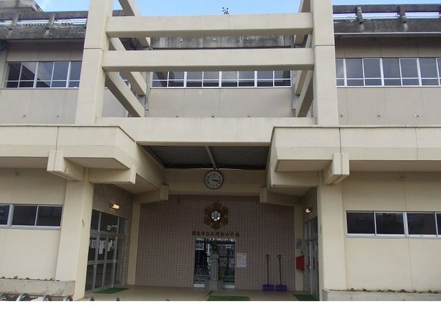 近くの福島市立三河台小学校まで1,300m（徒歩17分）