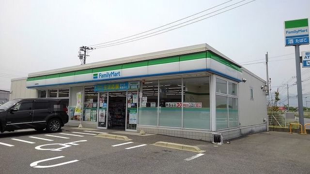 近くのコンビニまで800m（徒歩10分）