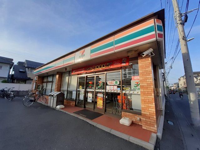 近くのセブンイレブン越谷大里店まで290m（徒歩4分）