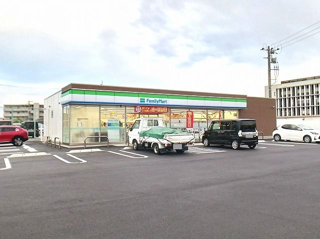 近くのファミリーマート 鶴崎店まで400m(徒歩5分)