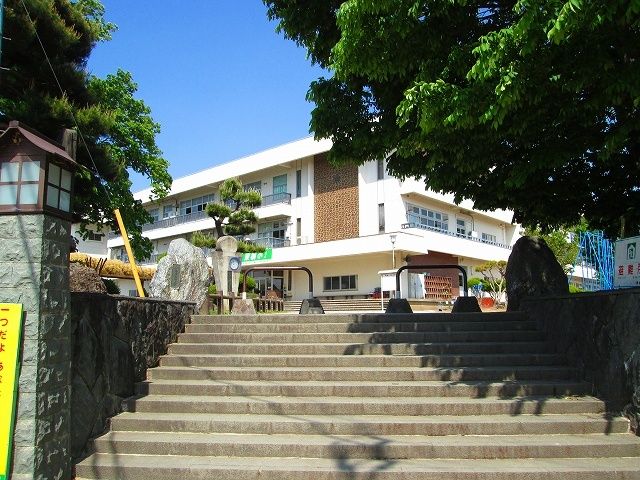 近くの東根小学校まで2,080m（徒歩26分）