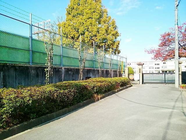 近くの小学校まで950m（徒歩12分）