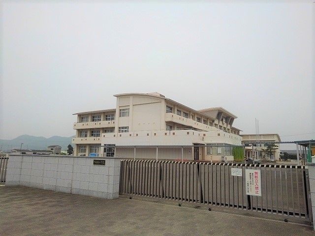 近くの三豊市立下高瀬小学校まで800m（徒歩10分）