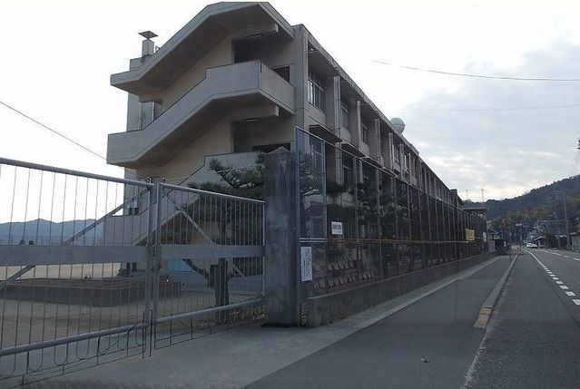 近くの波多見小学校まで750m（徒歩10分）