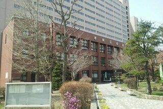 近くの東区役所まで2,500m（徒歩32分）