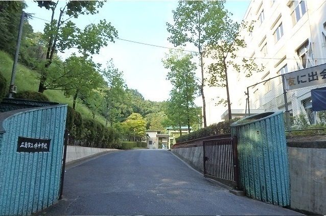 近くの伴中学校まで2,900m（徒歩37分）