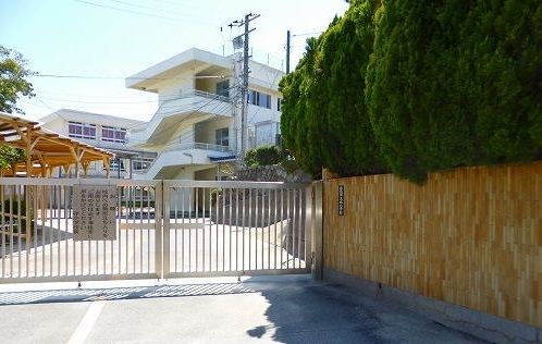 近くの伴小学校まで2,600m（徒歩33分）