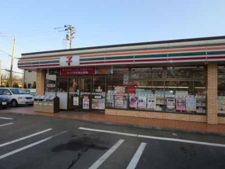 近くのコンビニまで300m（徒歩4分）