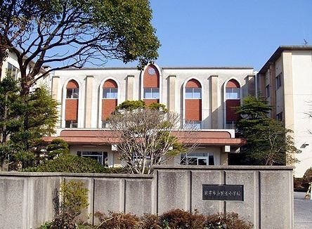 近くの米子市立明道小学校まで650m(徒歩9分)
