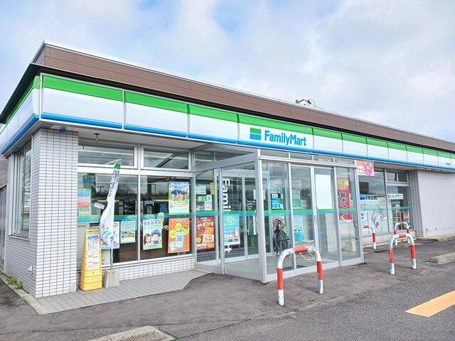 近くのコンビニまで324m（徒歩5分）
