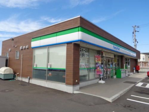 近くのファミリーマート 金津花乃杜店まで800m（徒歩10分）