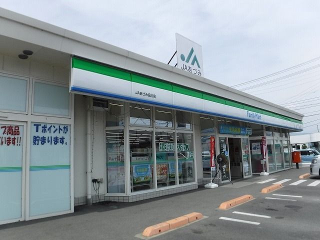 近くのファミリーマートJAあづみ烏川まで800m(徒歩10分)
